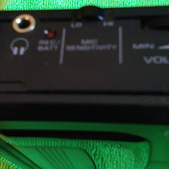 GE 3-5366A Portable Cassette Player - Picture 4 of 9